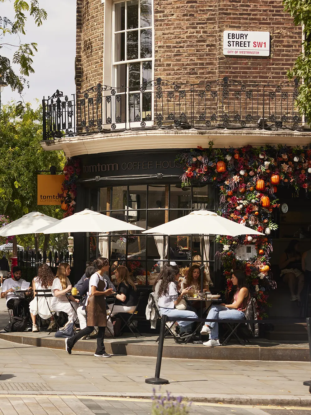 The outside of Tomtom bakery