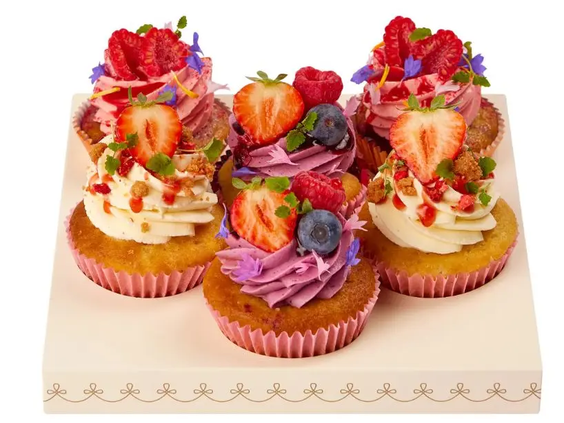 Six cupcakes topped with strawberries 